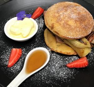 Pancakes With Banana & Bacon